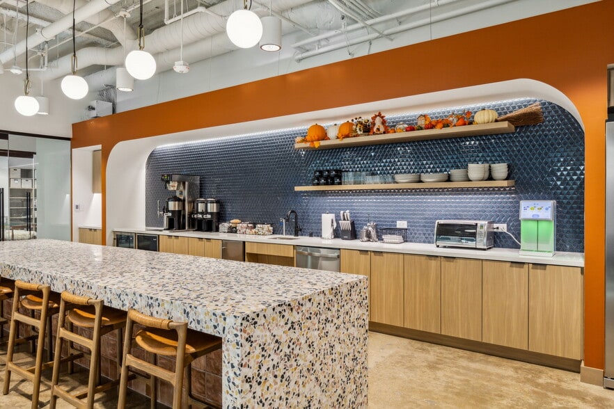 6301 Gaston Ave, Dallas, TX for lease - Interior Photo - Image 2 of 11