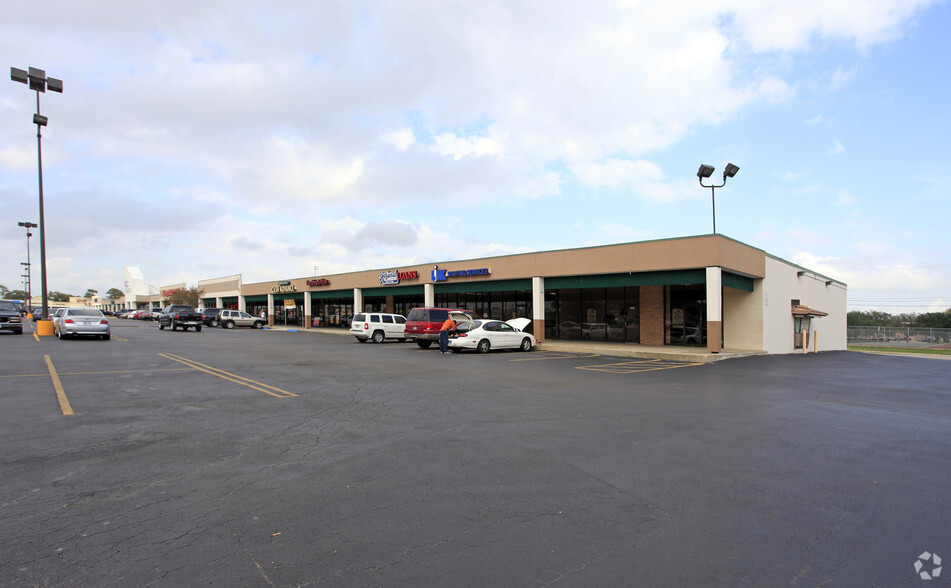 431-439 Uvalde Rd, Houston, TX for lease - Building Photo - Image 2 of 5