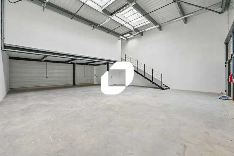 Flex in Stains for lease - Interior Photo - Image 2 of 13