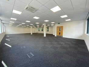 253 Capability Green, Luton for lease Interior Photo- Image 1 of 4