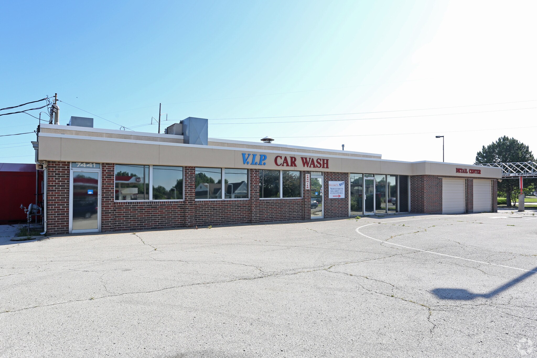 7441 Nieman Rd, Shawnee, KS 66203