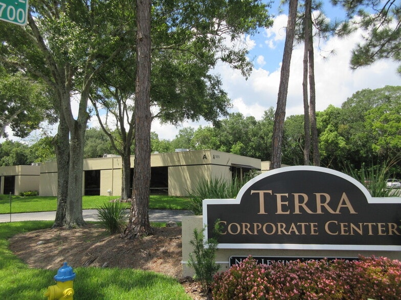 14902 Winding Creek Ct, Tampa, FL for lease - Building Photo - Image 1 of 18