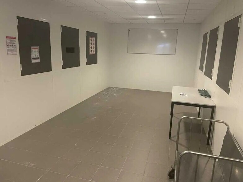 Office in Beauvais for lease - Building Photo - Image 2 of 4