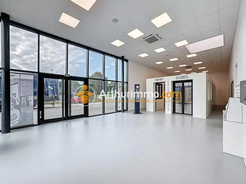 483 Rue Rene Descartes, Vaulx-Milieu for sale - Building Photo - Image 2 of 16