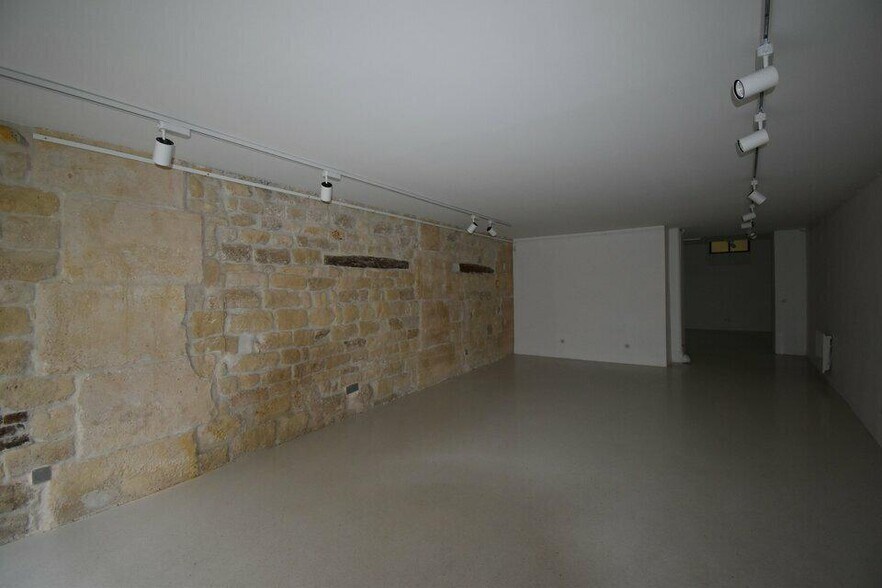 Retail in Paris for lease - Interior Photo - Image 3 of 5