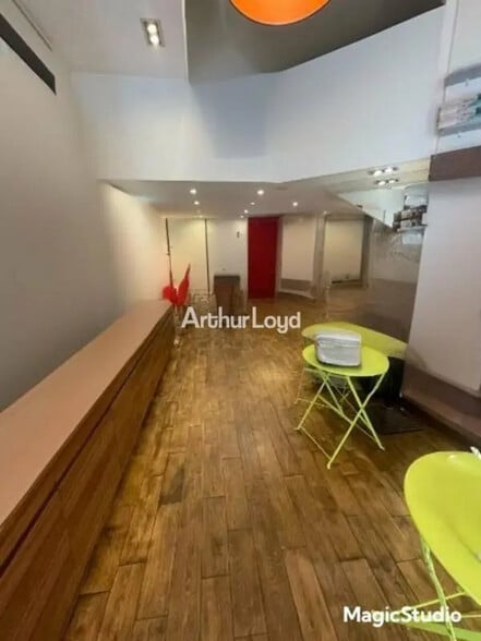 Retail in Reims for lease - Interior Photo - Image 2 of 5