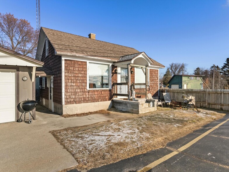 4220 Memorial Dr, Two Rivers, WI for sale - Building Photo - Image 3 of 21