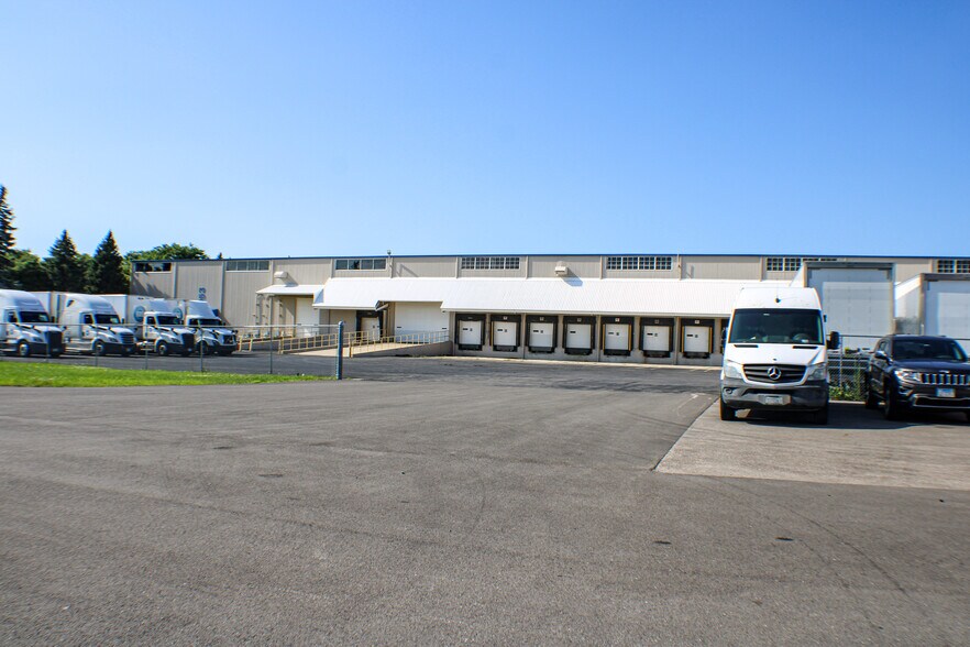 2001-2005 N Delany Rd, Gurnee, IL for lease - Building Photo - Image 2 of 6