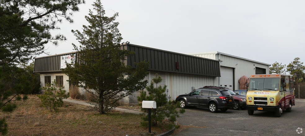 539 Riverhead Rd, Westhampton Beach, NY for sale - Primary Photo - Image 1 of 1