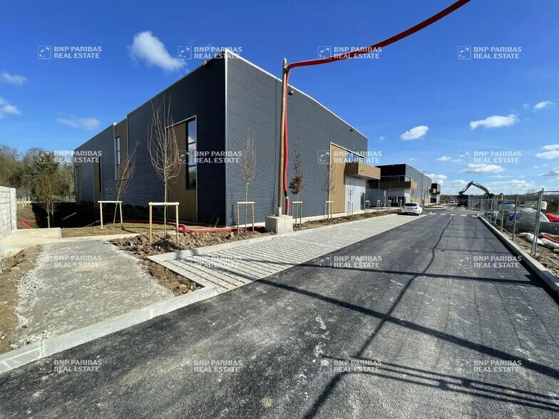 Flex in Chalifert for lease - Building Photo - Image 3 of 6