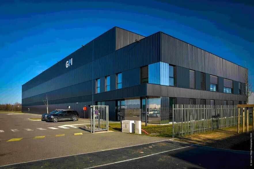 Office in Genas for lease - Building Photo - Image 1 of 8