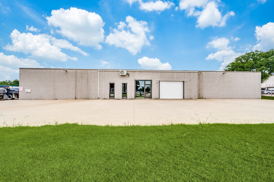 802 E Walnut St, Garland, TX for sale - Building Photo - Image 1 of 1
