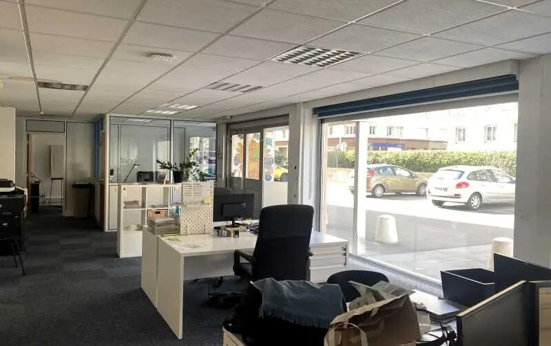 Office in Lyon for lease - Building Photo - Image 3 of 10