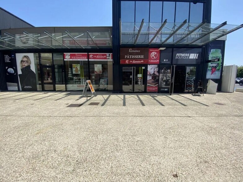Retail in Saint-Maximin for lease - Building Photo - Image 2 of 19
