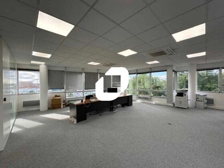 Office in Argenteuil for lease - Interior Photo - Image 2 of 10