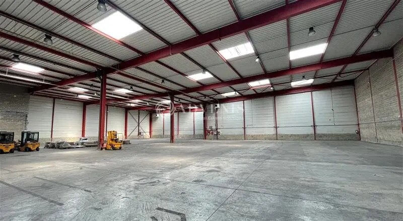 Location Entrepôt 1 835 m² - Photo 1