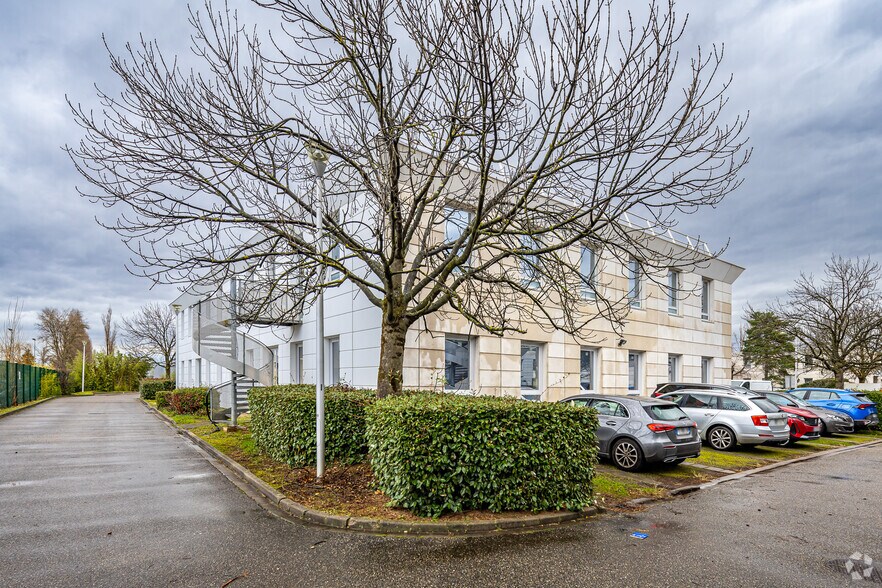 Office in Bron for lease - Building Photo - Image 2 of 2
