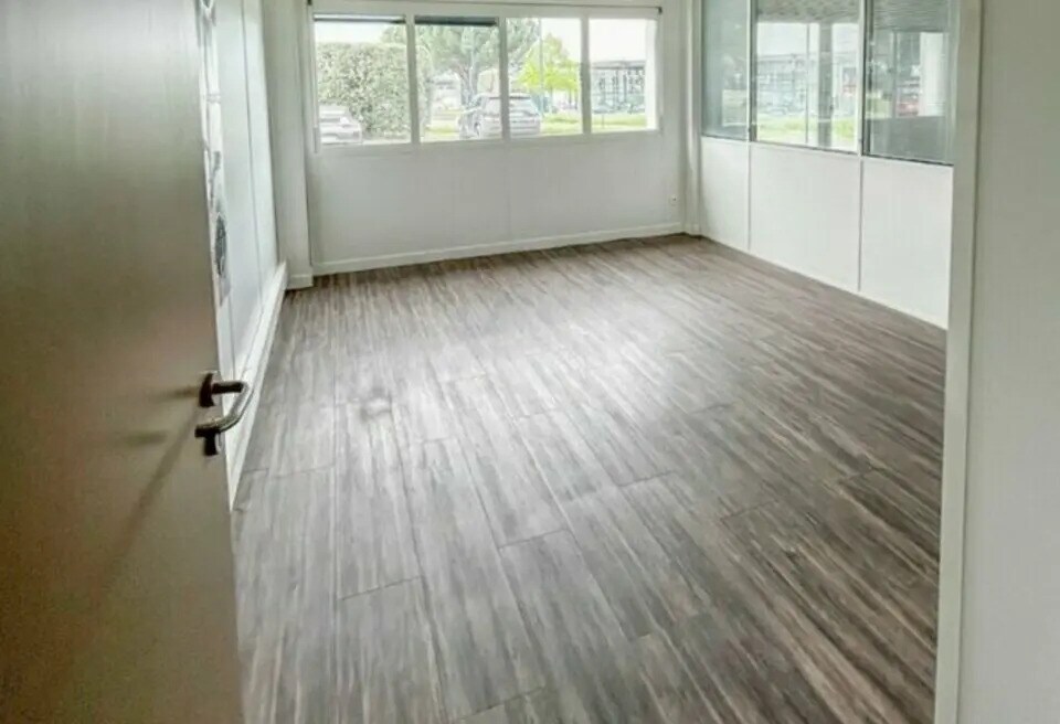 Office in BRIVE-LA-GAILLARDE for lease Interior Photo- Image 1 of 3