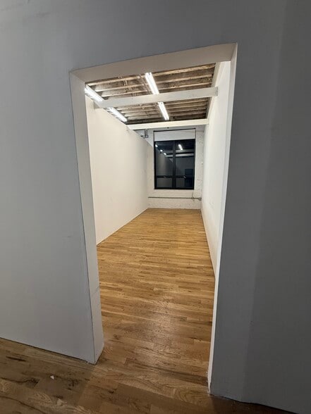 349-359 Scholes St, Brooklyn, NY for lease - Building Photo - Image 3 of 10