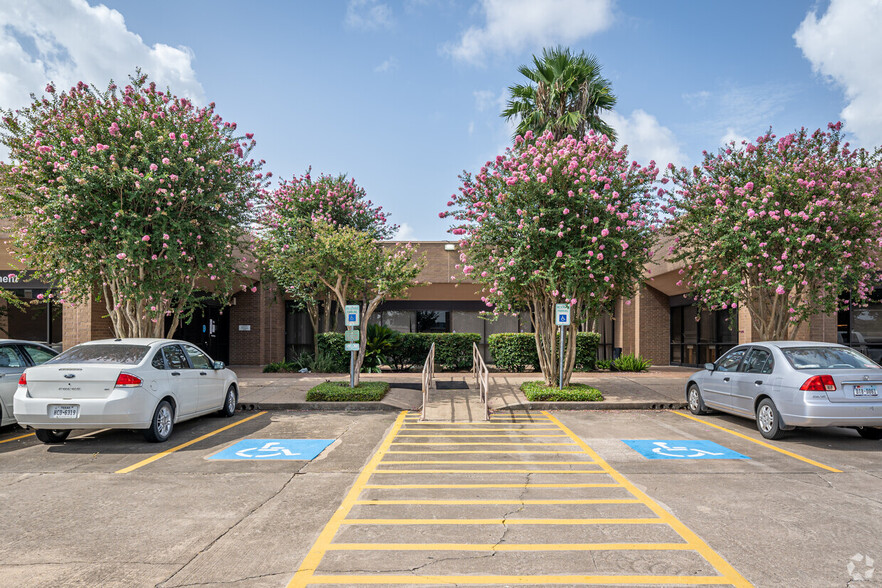 10161-10175 Harwin Dr, Houston, TX for lease - Building Photo - Image 2 of 10