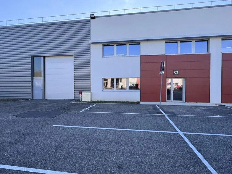 Flex in Saint-Priest for lease - Building Photo - Image 2 of 5