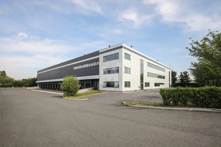 Industrial in Chilly-Mazarin for lease - Building Photo - Image 1 of 13