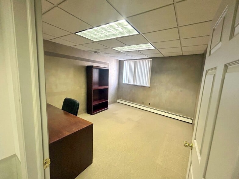 39-41 Hutcheson Pl, Lynbrook, NY for sale - Interior Photo - Image 3 of 8