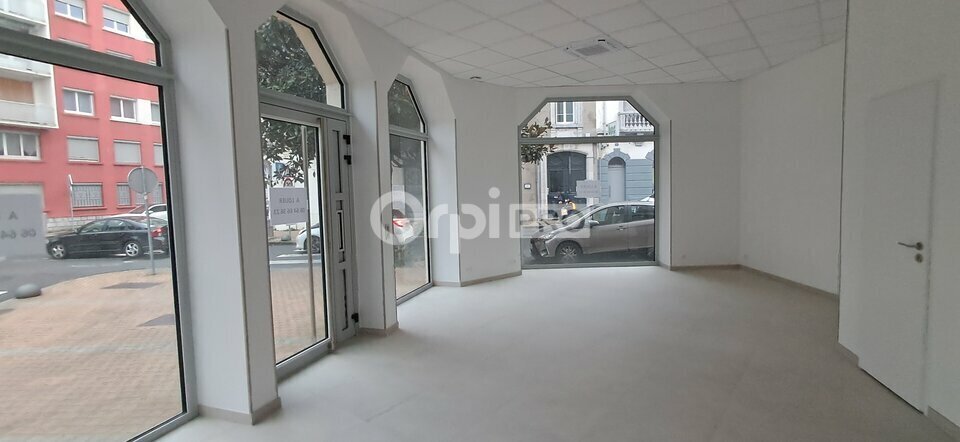 Retail in Tarbes for lease - Interior Photo - Image 2 of 8