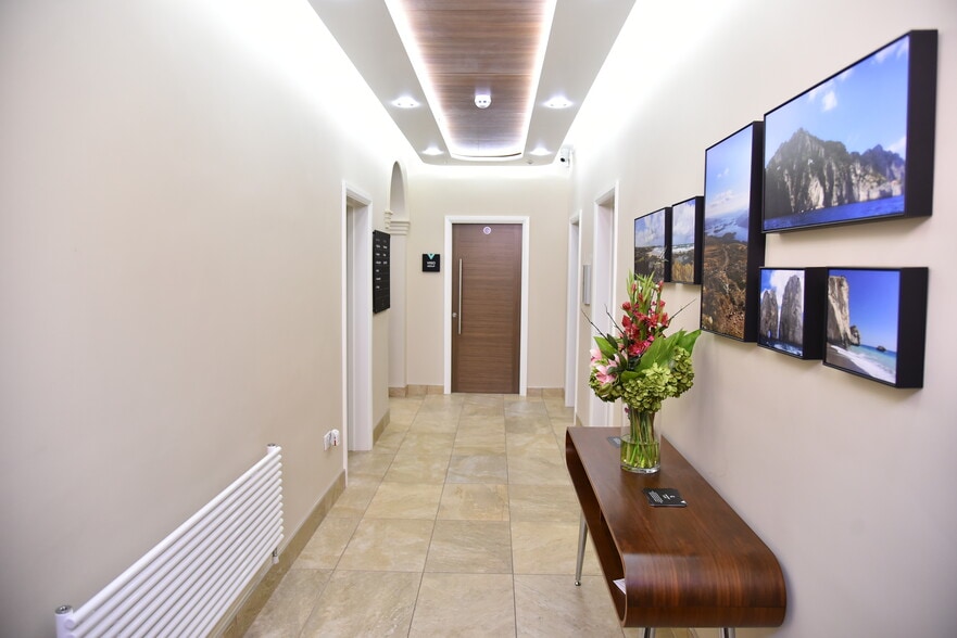 South Parade, Doncaster for lease - Interior Photo - Image 1 of 5