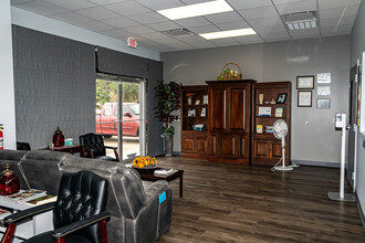 2304 De Lee St, Bryan, TX for lease Interior Photo- Image 1 of 19