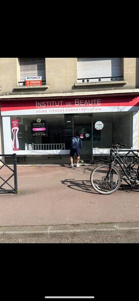 Retail in Saint-Maur-des-Fossés for lease - Building Photo - Image 1 of 6