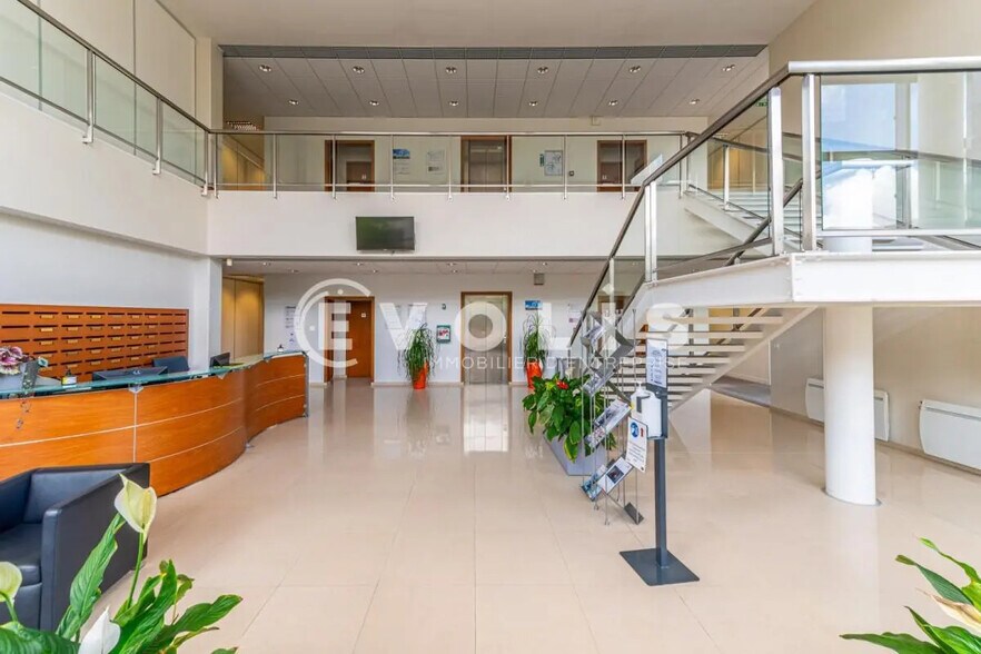 Office in Serris for lease - Lobby - Image 1 of 4