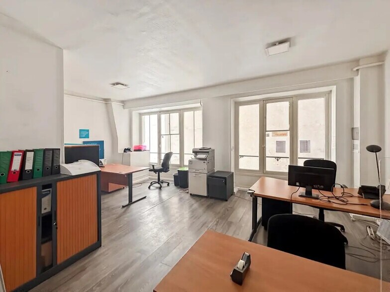 Office in Paris for lease - Building Photo - Image 2 of 7