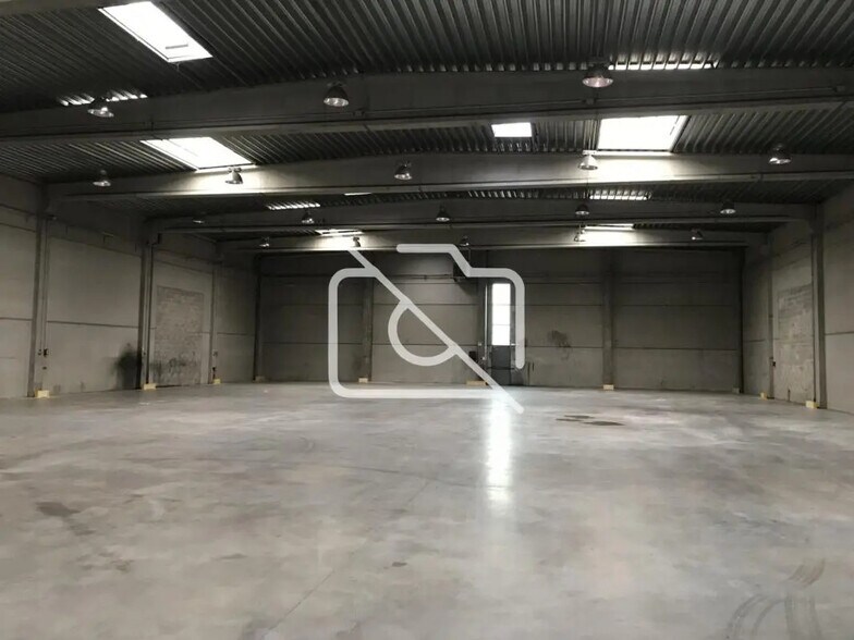 Industrial in Chilly-Mazarin for lease - Interior Photo - Image 3 of 8