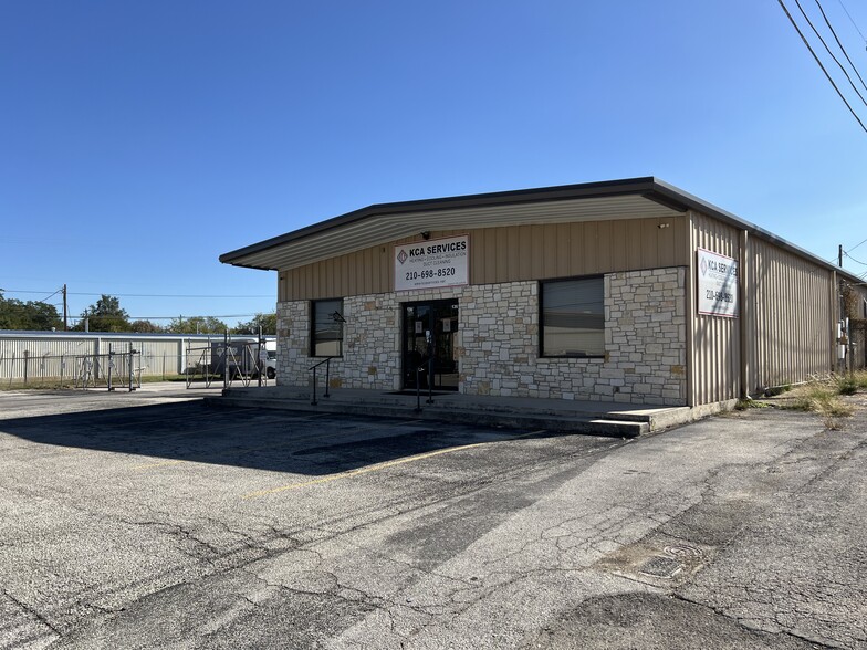 136 Industrial Dr, Boerne, TX for lease - Building Photo - Image 3 of 9