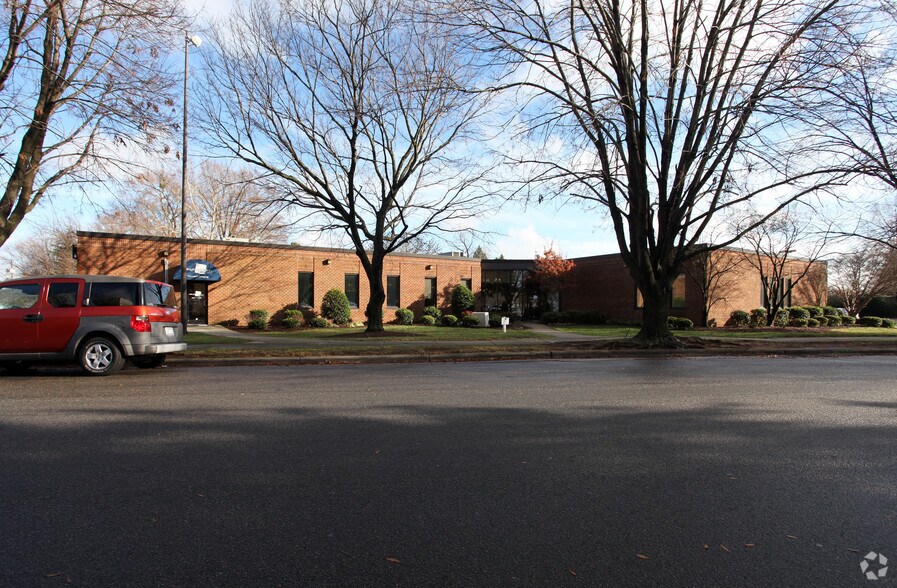 1212 Cedarhurst Dr, Raleigh, NC 27609