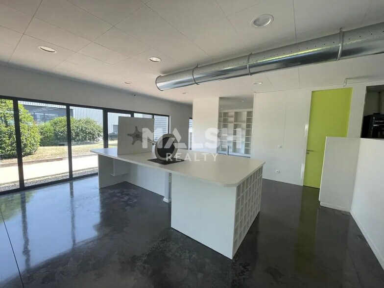 Office in CHAZAY-D'AZERGUES for lease - Interior Photo - Image 2 of 16