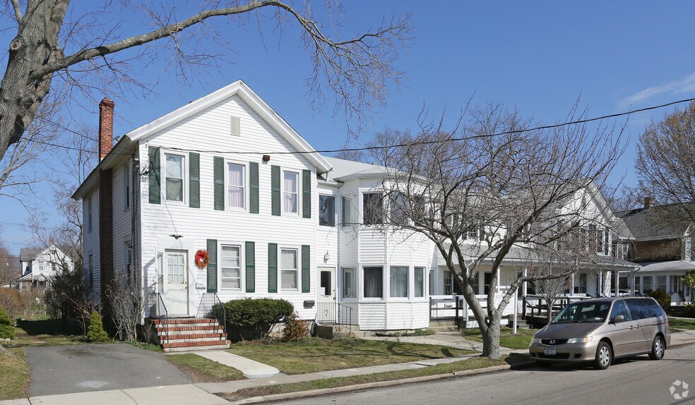 222 Manor Pl, Greenport, NY 11944