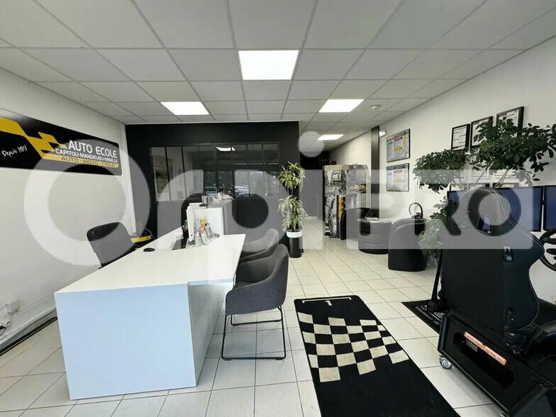 Retail in Mandelieu-la-Napoule for lease - Interior Photo - Image 2 of 2