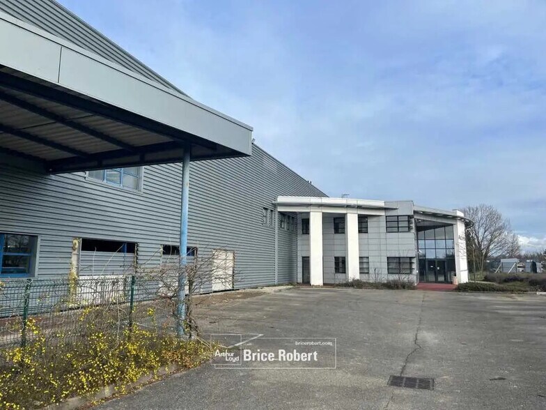 Office in Miribel for lease - Building Photo - Image 1 of 12