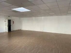 Flex in Paris for lease Interior Photo- Image 1 of 2