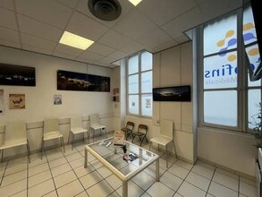 4 Place De La Croix-Rousse, Lyon for lease Interior Photo- Image 1 of 9