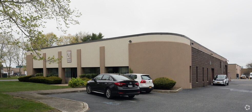 921 S 2nd St, Ronkonkoma, NY for sale - Primary Photo - Image 1 of 1