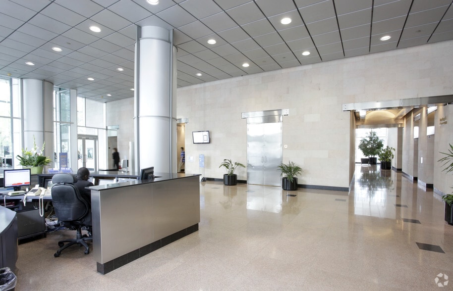 225 King St W, Toronto, ON for sale - Building Photo - Image 1 of 1