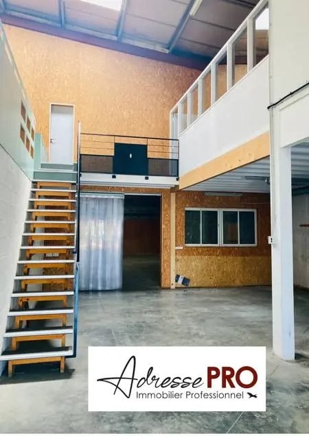 Retail in Lormont for lease Interior Photo- Image 1 of 4