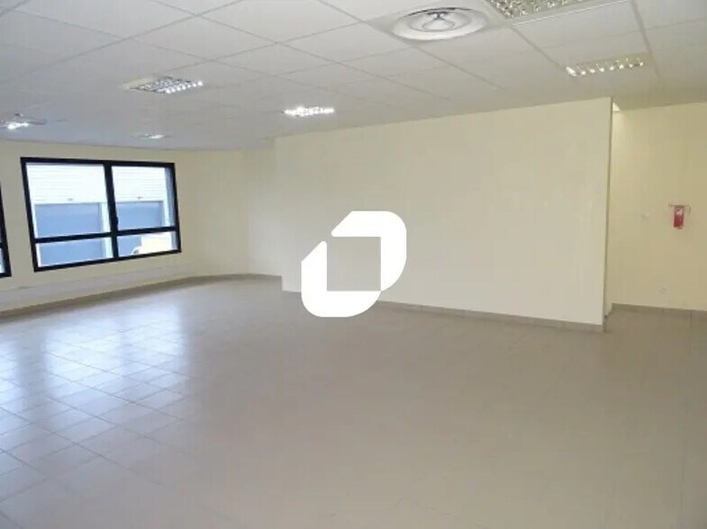 Office in Ennery for lease - Interior Photo - Image 3 of 4