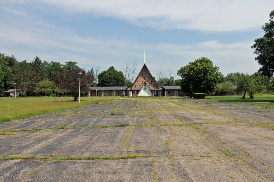 5508 Calkins Rd, Flint, MI for sale - Building Photo - Image 1 of 1