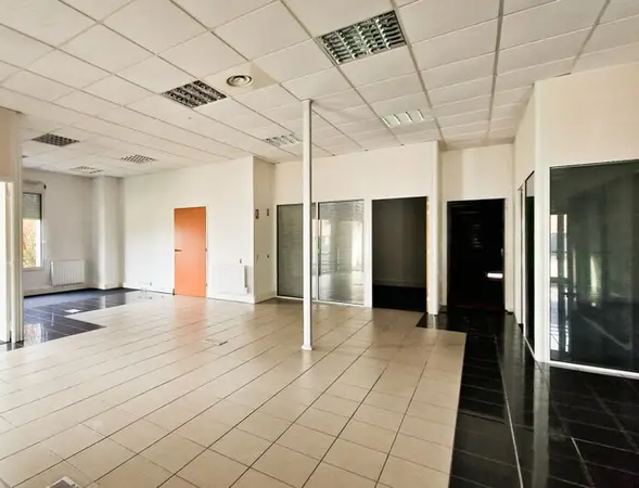 Flex in Chartres for lease - Lobby - Image 2 of 2