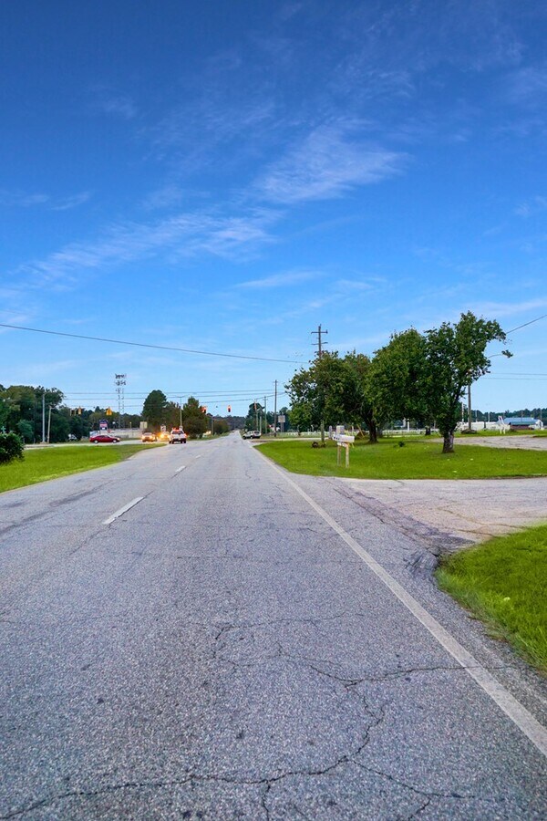 2604 W Oakridge Dr, Albany, GA 31721