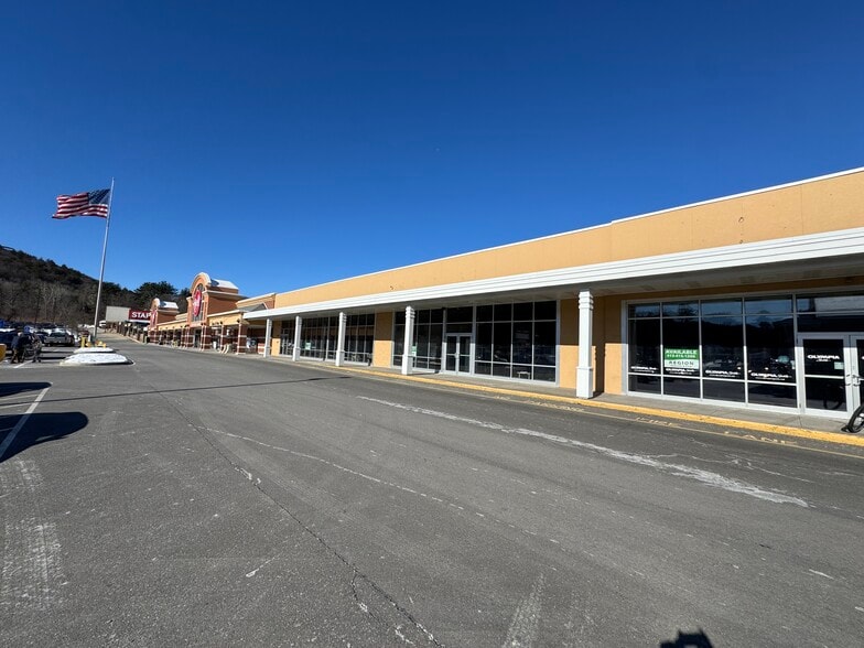 225-255 Mohawk Trl, Greenfield, MA for lease - Building Photo - Image 3 of 5